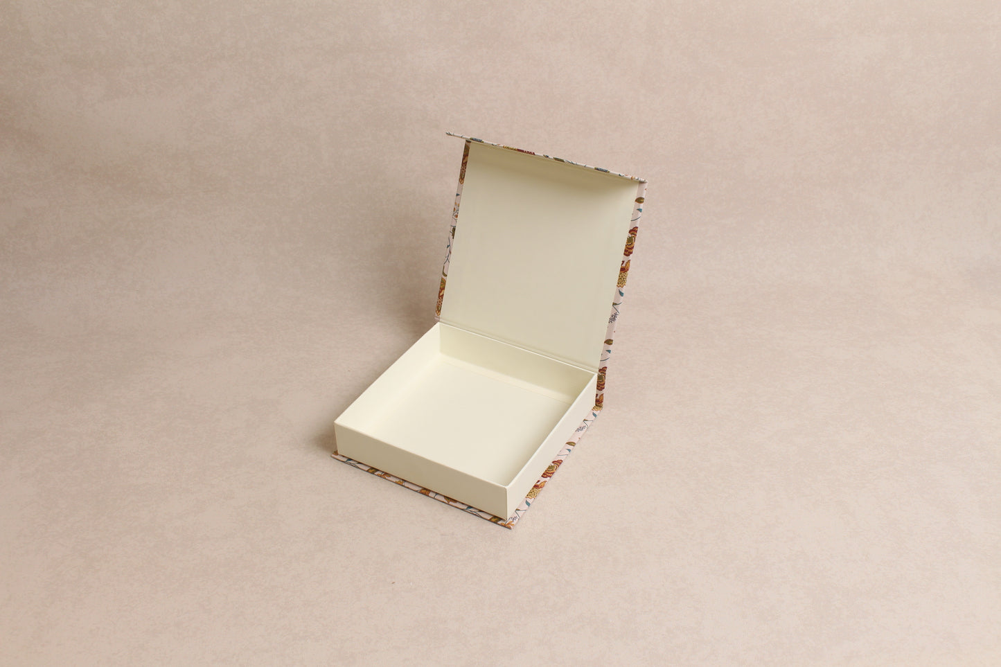 5.75" x 5.75" x 1.25" (9 Piece Chocolate Box) %mag%