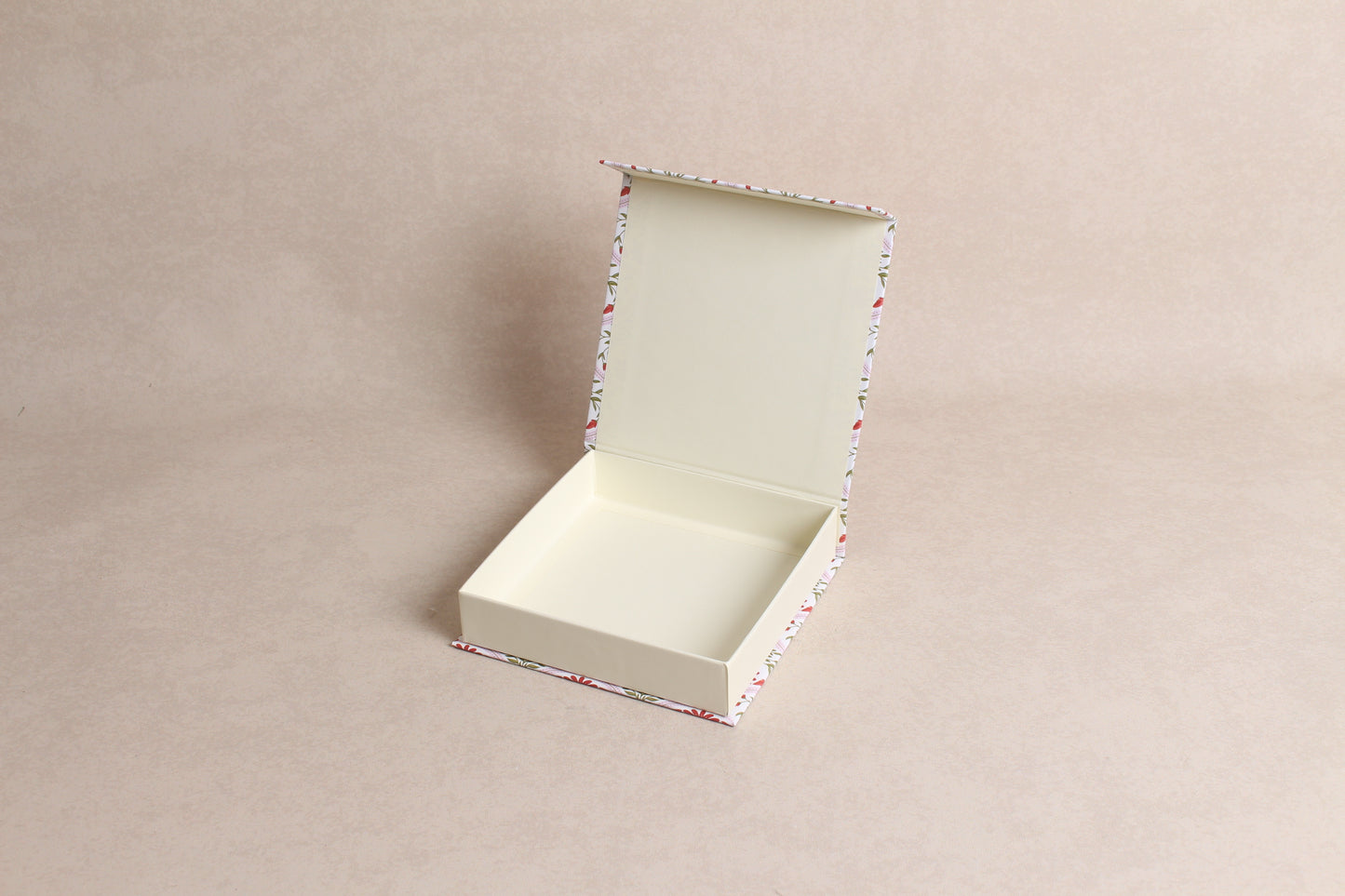 5.75" x 5.75" x 1.25" (9 Piece Chocolate Box) %mag%