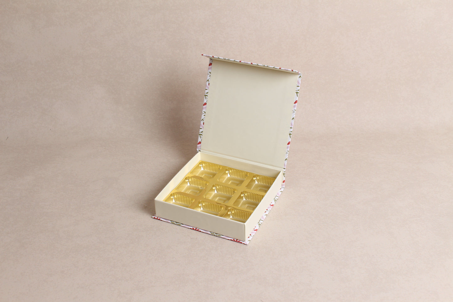 5.75" x 5.75" x 1.25" (9 Piece Chocolate Box) %mag%