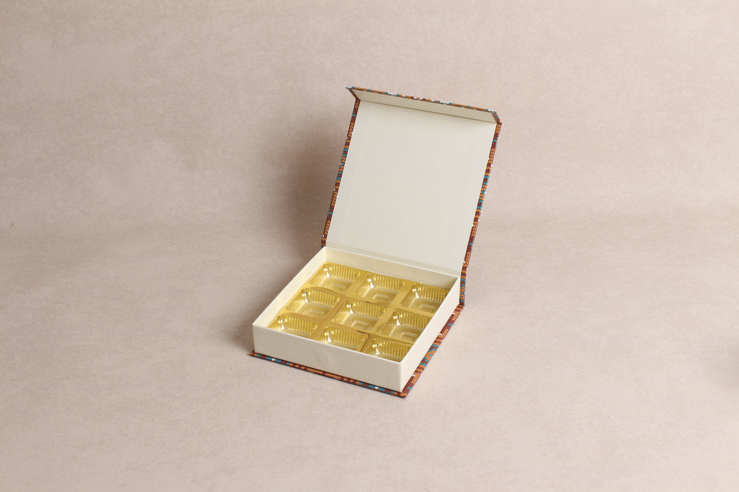 5.75" x 5.75" x 1.25" (9 Piece Chocolate Box) %mag%