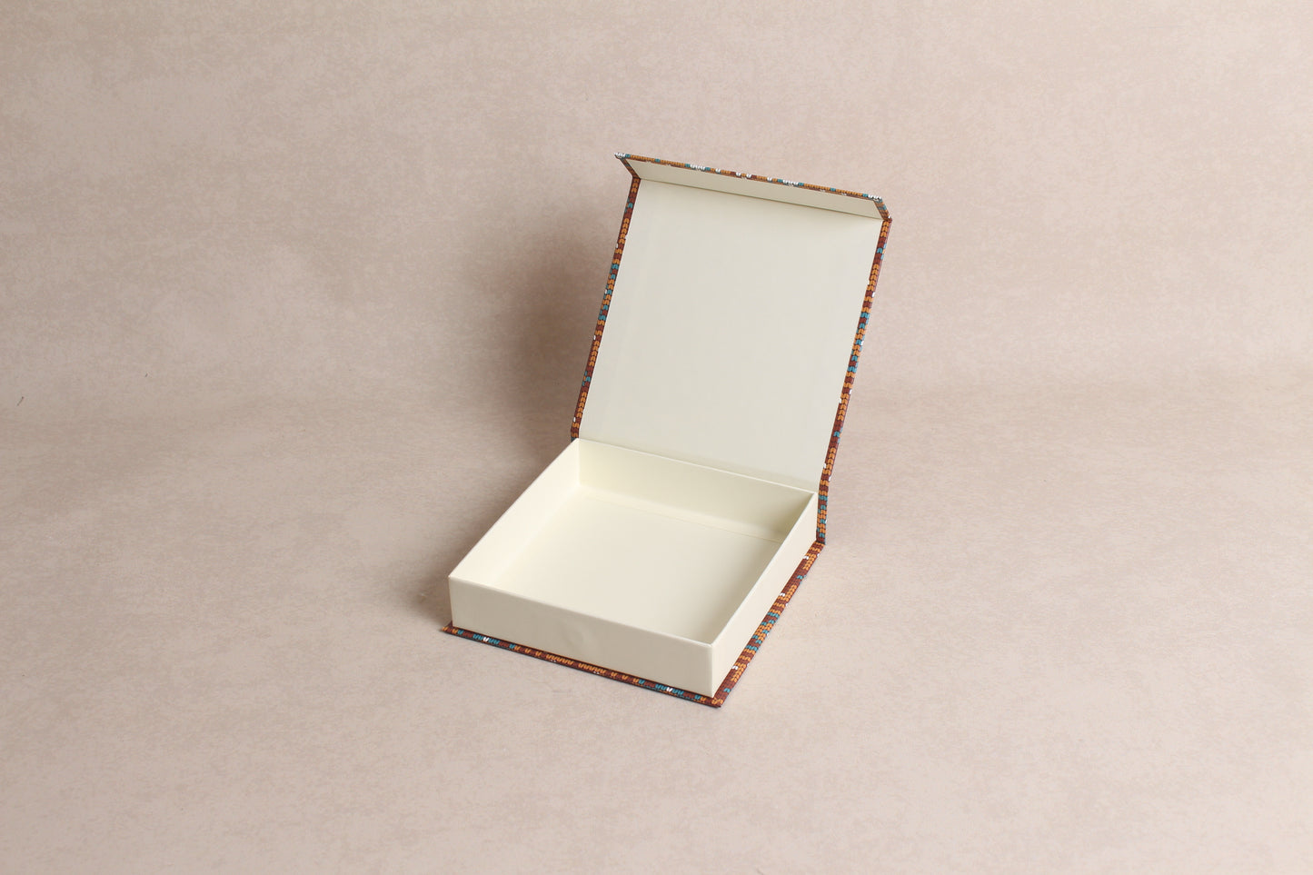 5.75" x 5.75" x 1.25" (9 Piece Chocolate Box) %mag%