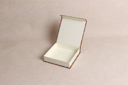 5.75" x 5.75" x 1.25" (9 Piece Chocolate Box) %mag%