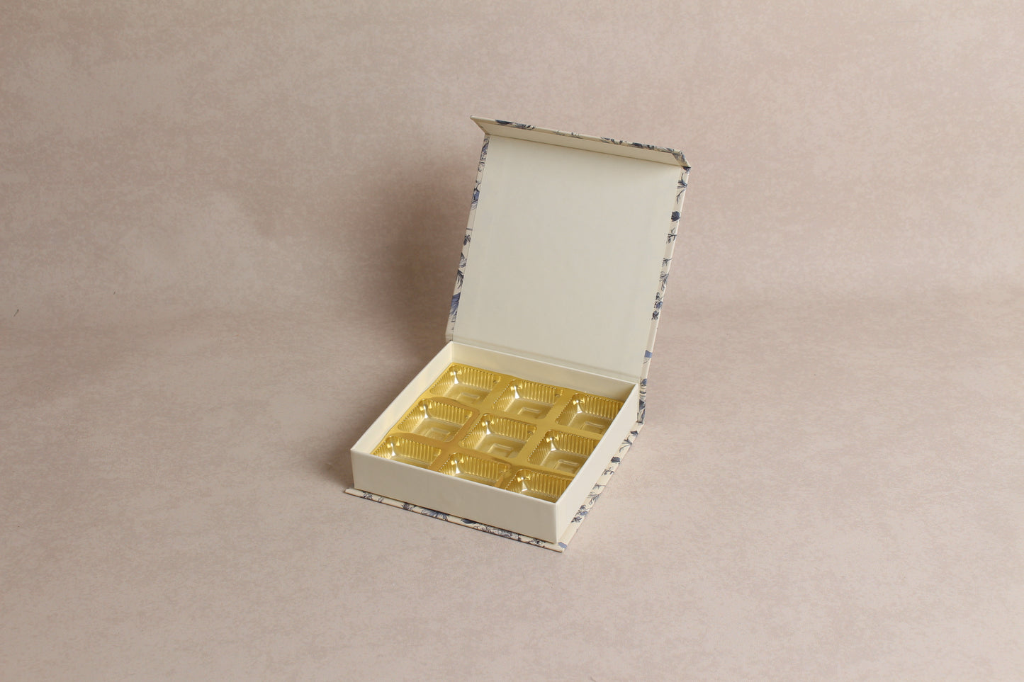 5.75" x 5.75" x 1.25" (9 Piece Chocolate Box) %mag%