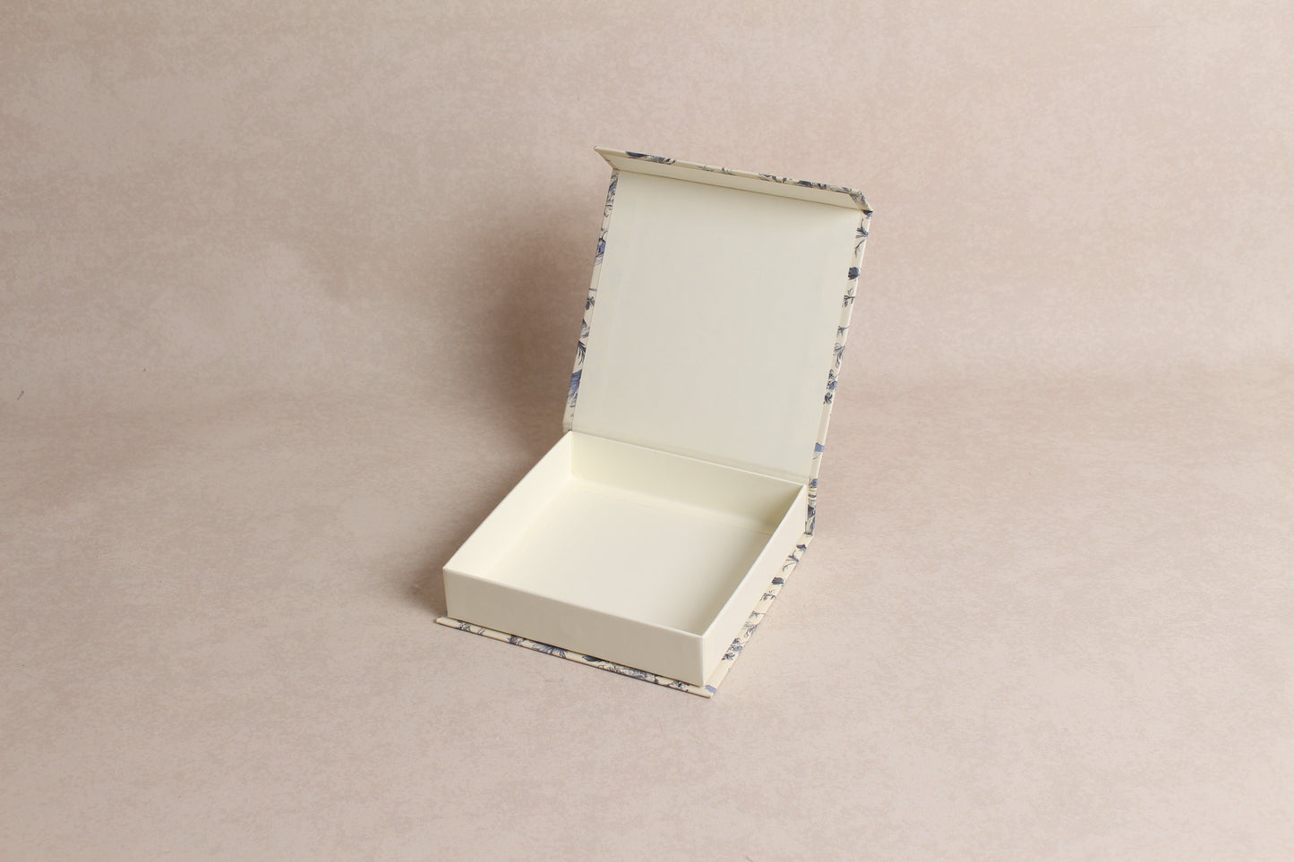 5.75" x 5.75" x 1.25" (9 Piece Chocolate Box) %mag%
