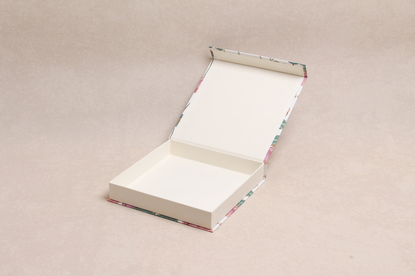 7.75" x 7.75" x 1.25" %mag%